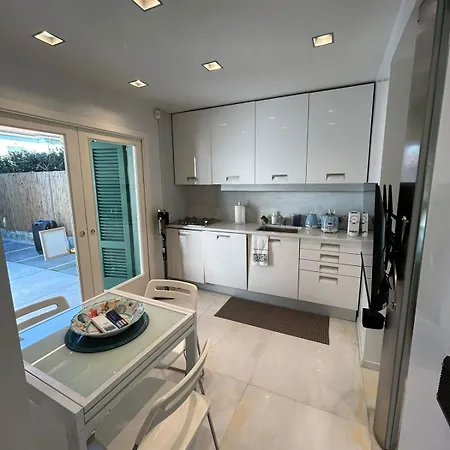 Two-room In The Center Of Dei Marmi 포르데데이마르미